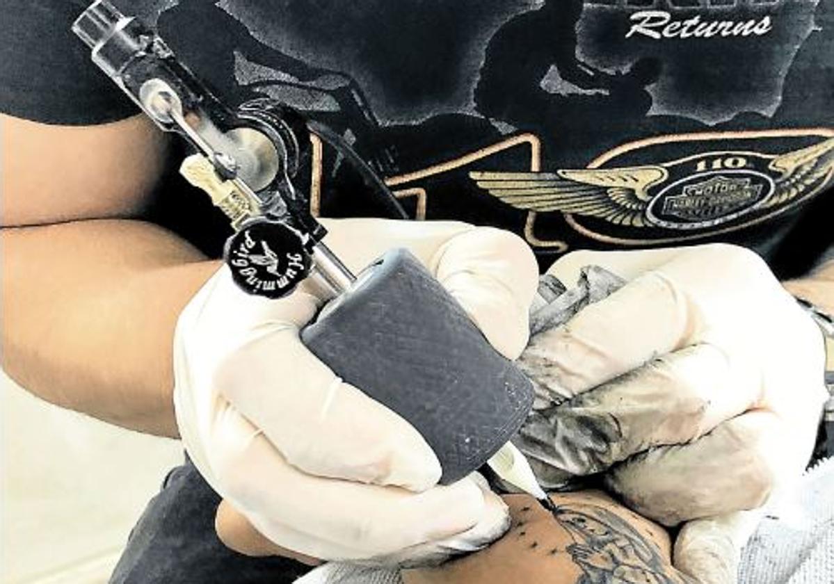 Retiran del mercado tintes para tatuajes y maquillaje permanente de una